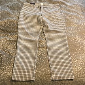 New with tag! Women’s Gap signature skinny ankle pants! Size 12